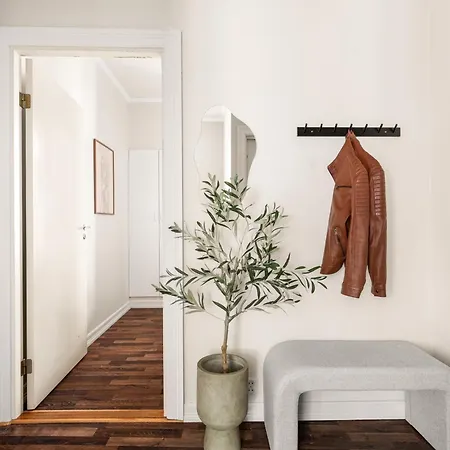 Bb I 300m To Bryggen & Train Station *