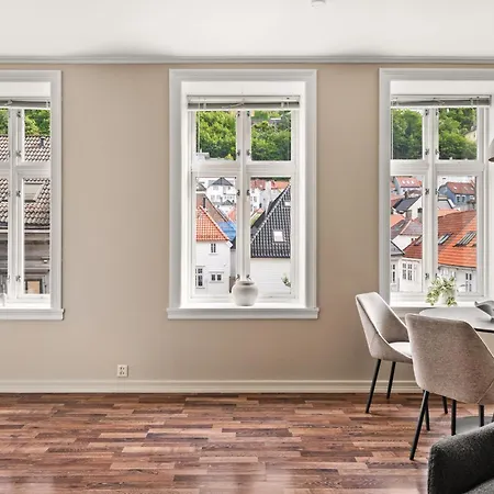 Bb I 300m To Bryggen & Train Station