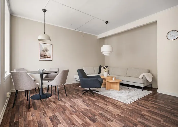 Bb I 300m To Bryggen & Train Station