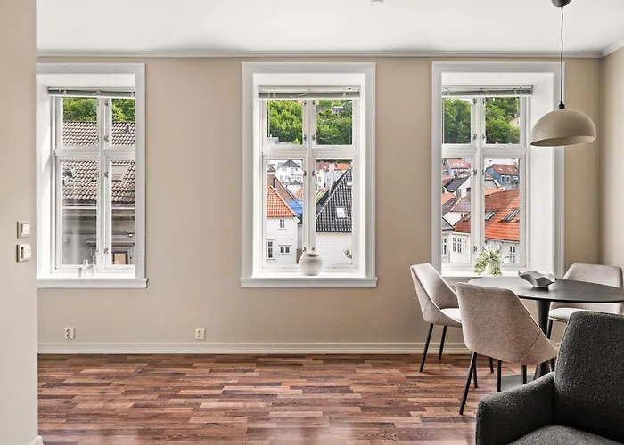 Bb I 300m To Bryggen & Train Station